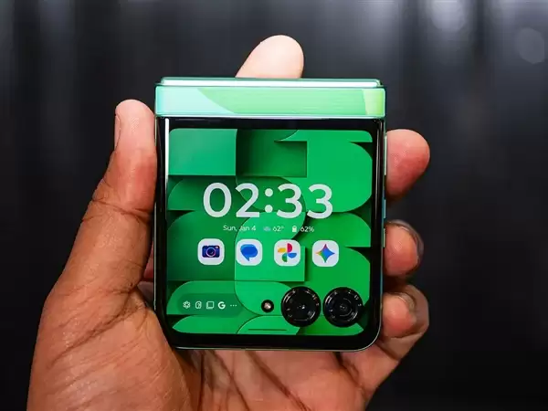 最独特的小折叠！moto razr FIFA世界杯2026定制版发布：4900元