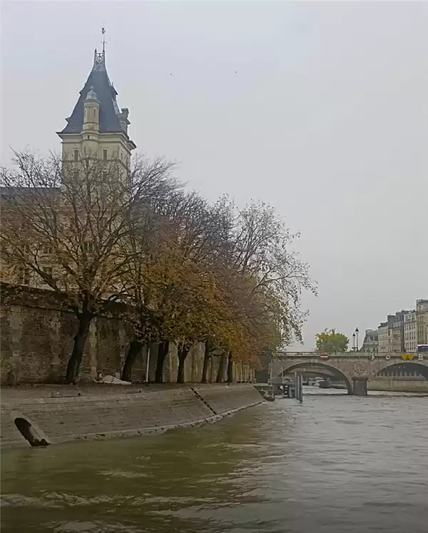 大爷拍的“素颜巴黎”火了！网友：法国旅游迎来最严厉的父亲