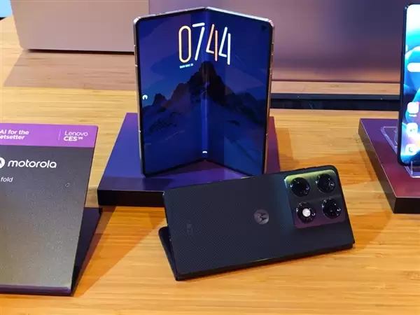 moto首款大折叠屏来了！moto+Razr+Fold亮相CES