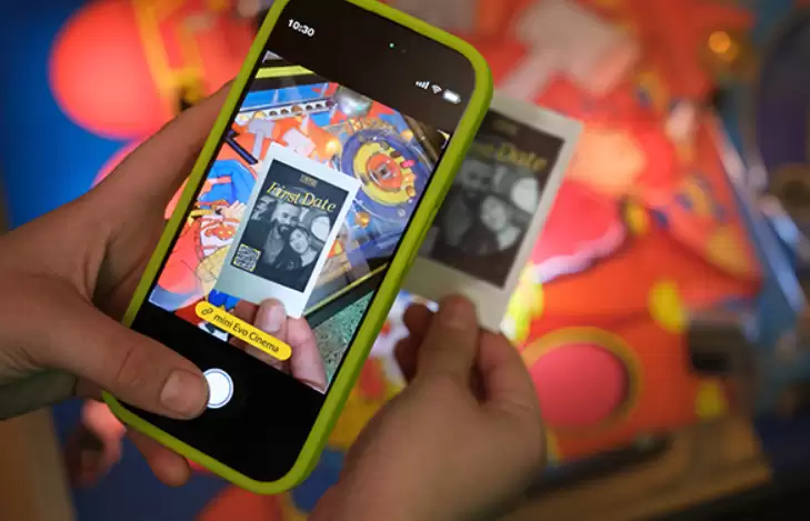 富士胶片推出混合即时相机 instax mini Evo Cinema：能拍视频、打印照片