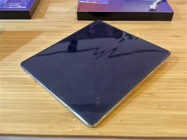 moto首款大折叠屏来了！moto+Razr+Fold亮相CES