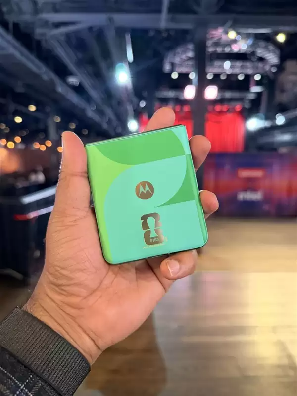 最独特的小折叠！moto razr FIFA世界杯2026定制版发布：4900元