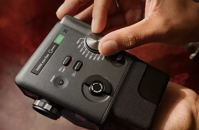 富士胶片推出混合即时相机 instax mini Evo Cinema：能拍视频、打印照片