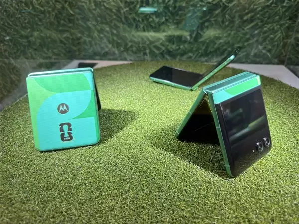 最独特的小折叠！moto razr FIFA世界杯2026定制版发布：4900元