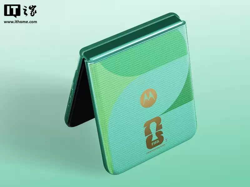 摩托罗拉 razr FIFA 2026 世界杯限定版小折叠发布:素皮外壳,内置赛事元素水印、铃声等