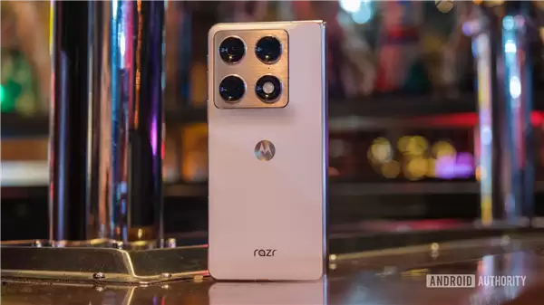 moto首款大折叠屏来了！moto+Razr+Fold亮相CES