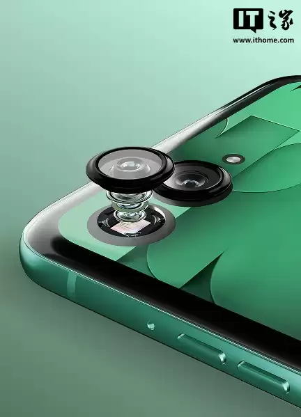 摩托罗拉 razr FIFA 2026 世界杯限定版小折叠发布:素皮外壳,内置赛事元素水印、铃声等