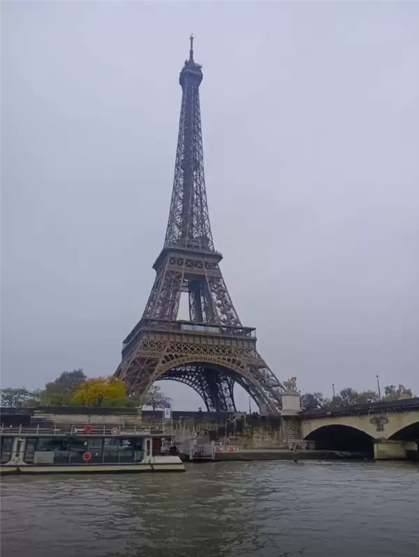 大爷拍的“素颜巴黎”火了！网友：法国旅游迎来最严厉的父亲