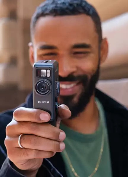 富士胶片推出混合即时相机 instax mini Evo Cinema：能拍视频、打印照片