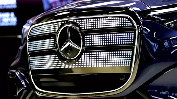 销量不佳奔驰要砍掉EQS!下一代S级燃油、纯电都要卖