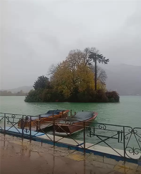 大爷拍的“素颜巴黎”火了！网友：法国旅游迎来最严厉的父亲