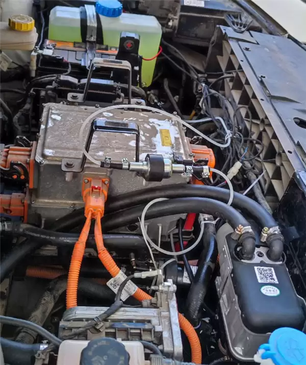 网友看到绿牌本田电动车冒黑烟 提醒车起火了!车主:我装的柴暖