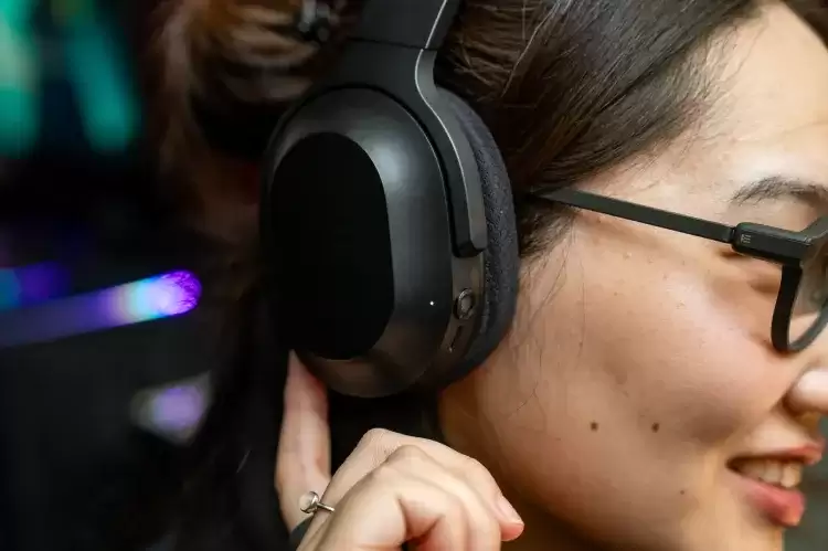 集成双4K摄像头与AI，雷蛇Project Motoko概念耳机亮相CES 2026