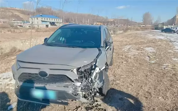 丰田荣放事故致驾驶员受伤 气囊没炸！车主：厂商啥数据都不给