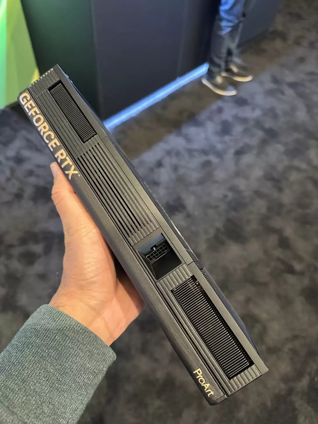 华硕 ProArt RTX 5090 显卡亮相：2.5 槽厚，兼容 SFF 机箱