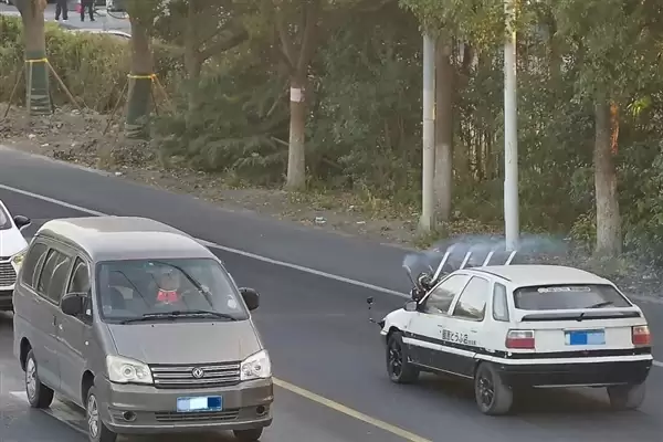 四缸八涡轮！赛车博主为博眼球将报废改装车开上路：驾照没了