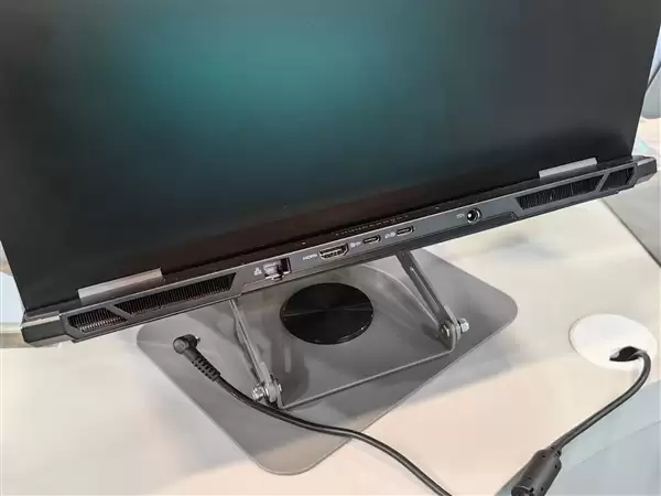 雷神ZERO Air轻薄游戏本实机首秀：仅1.58kg 160W双满血性能释放