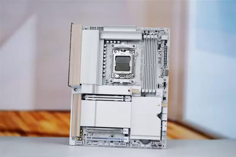 技嘉X870E木纹主板：自然材质重塑高端硬件美学