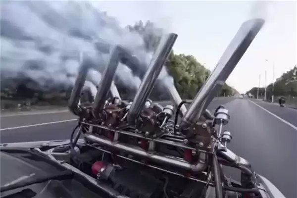 四缸八涡轮！赛车博主为博眼球将报废改装车开上路：驾照没了