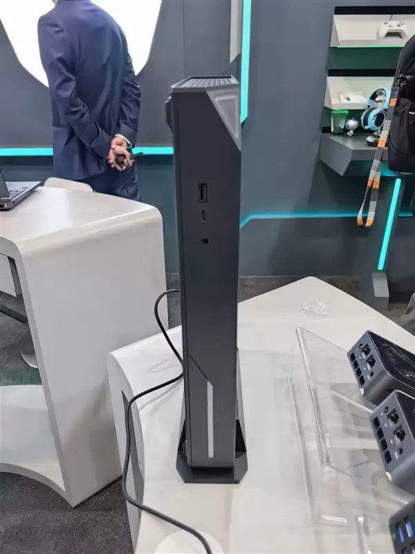 雷神MIX G2独显迷你主机亮相:行业首款Ultra 9 275HX + RTX 5090