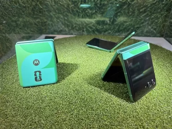 摩托罗拉推moto razr世界杯2026定制版,售价约4900元