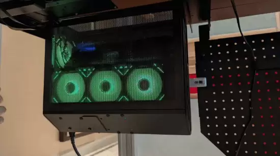 联力DK-B电竞桌：一体机箱集成设计，2026年上市