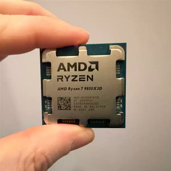 全球最快游戏CPU开盖：AMD锐龙7 9850X3D实拍首发！