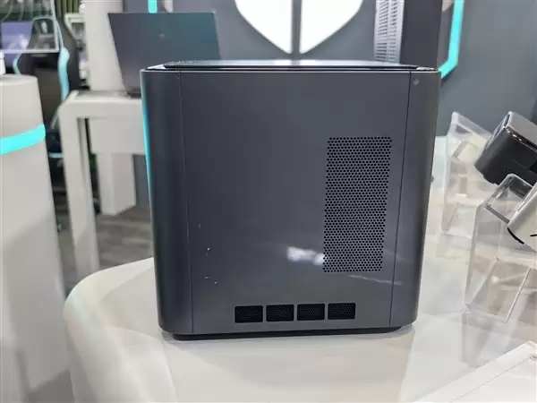 雷神MIX+STATION迷你主机亮相:搭载AMD AI Max+ 395处理器