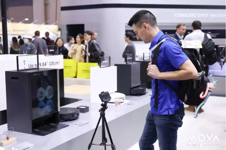 在CES现场，我看见一台MOVA扫地机飞上了“二楼”