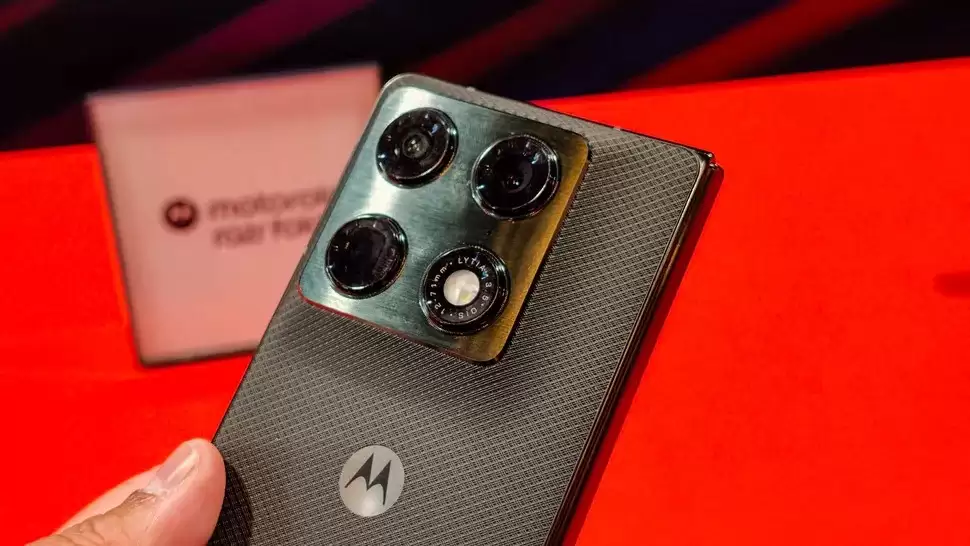 摩托罗拉首款大折叠Razr Fold亮相CES：双屏+全系5000万三摄成核心亮点