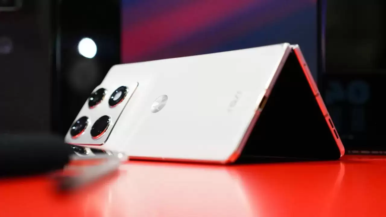 摩托罗拉首款大折叠Razr Fold亮相CES：双屏+全系5000万三摄成核心亮点