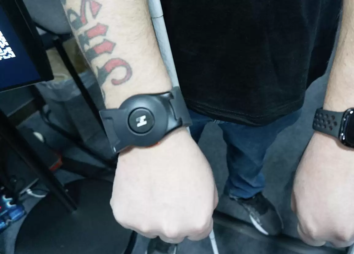 初创公司 Hapware 推出 Aleye 医疗辅助用智能腕带,可配合雷朋 Meta 眼镜解读患者非语言交流信号