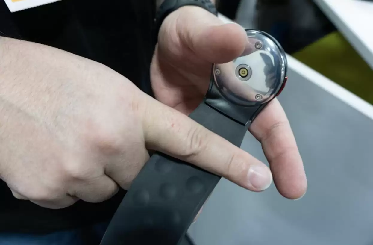 初创公司 Hapware 推出 Aleye 医疗辅助用智能腕带,可配合雷朋 Meta 眼镜解读患者非语言交流信号