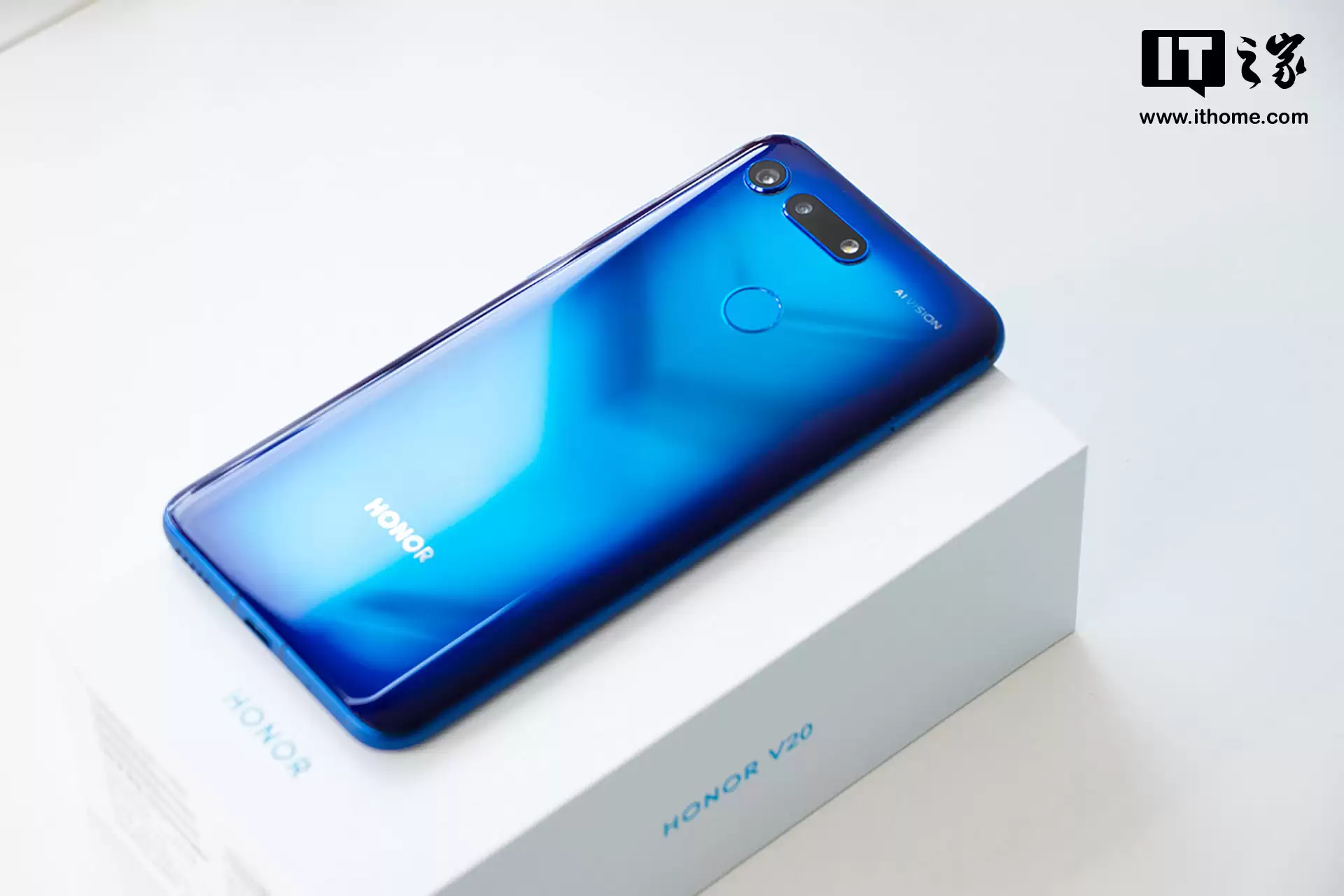 荣耀 V20 经典感叹号设计回归,Magic8 Pro Air 手机四配色外观曝光