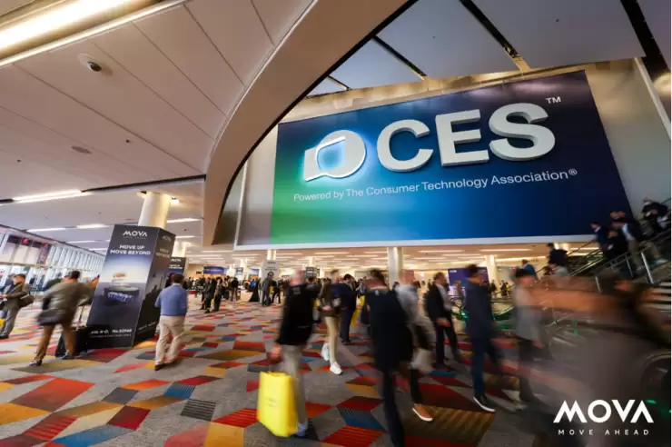 在CES现场，我看见一台MOVA扫地机飞上了“二楼”