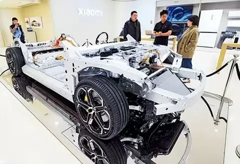 科技企业拆车秀引爆热议，跨界造车能否颠覆传统？