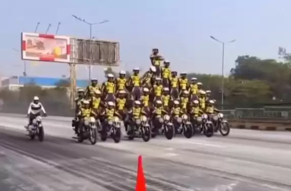 传统艺能不能丢 印度阅兵彩排又见摩托车“叠罗汉”