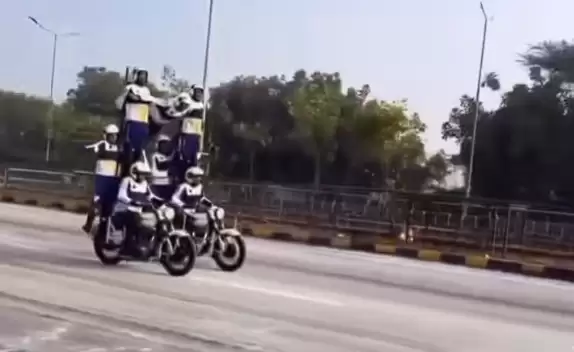 传统艺能不能丢 印度阅兵彩排又见摩托车“叠罗汉”