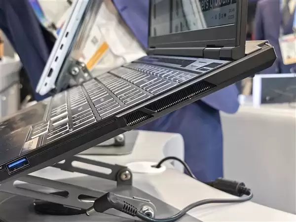 雷神ZERO Air轻薄游戏本实机首秀：仅1.58kg 160W双满血性能释放