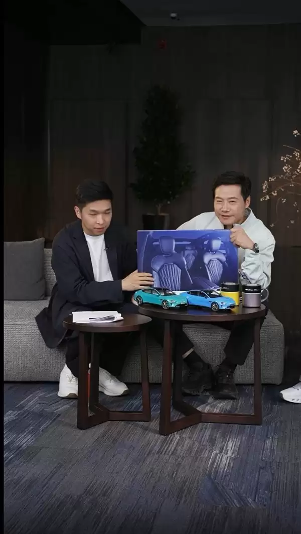 雷军直播回应SU7座椅争议：撞色设计显时尚，四款内饰可选