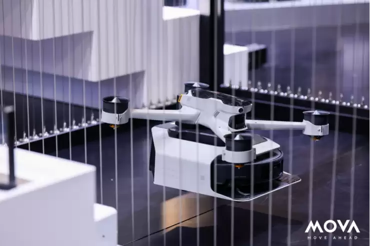 在CES现场，我看见一台MOVA扫地机飞上了“二楼”