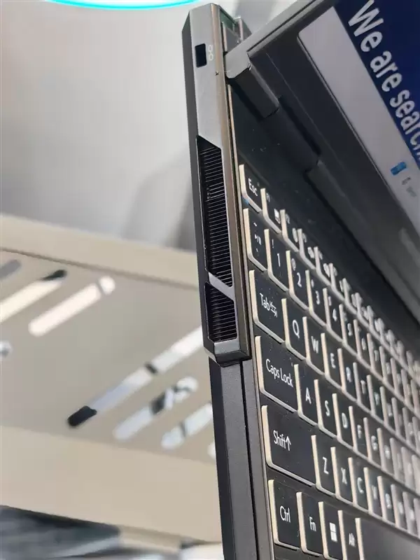 雷神ZERO Air轻薄游戏本实机首秀：仅1.58kg 160W双满血性能释放