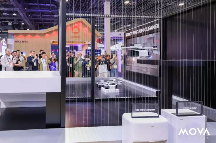 在CES现场，我看见一台MOVA扫地机飞上了“二楼”