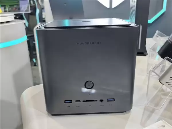 雷神MIX+STATION迷你主机亮相:搭载AMD AI Max+ 395处理器