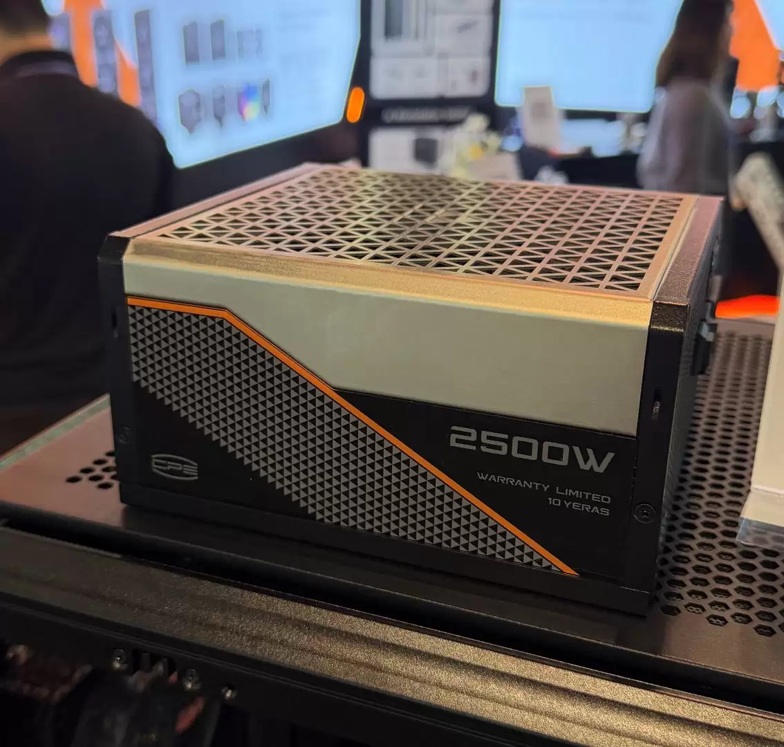 超频三展示 480 规格服务器水冷与曲面屏一体式水冷