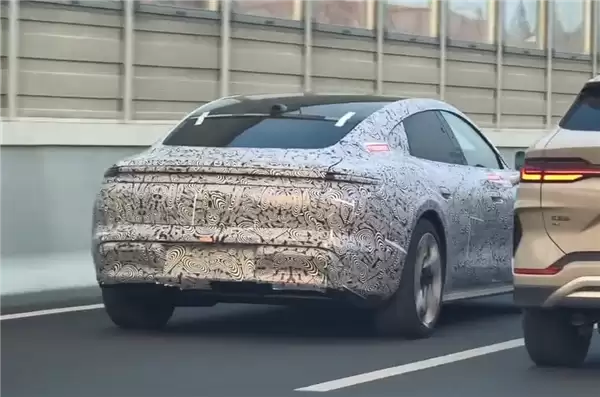 鸿蒙智行尚界Z7实车曝光：设计和保时捷“心有灵犀”