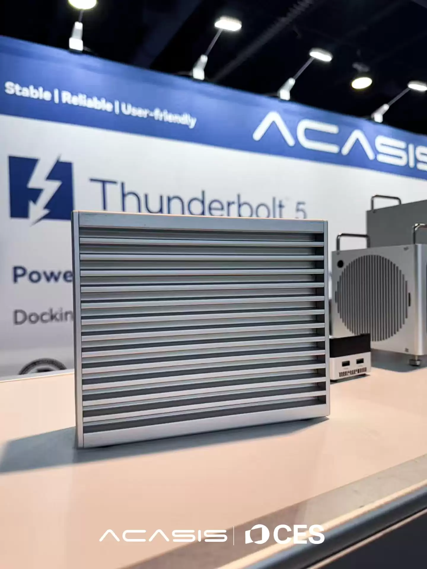 多路连接:阿卡西斯展示全球首款 4 盘位全满速雷电 5 硬盘盒