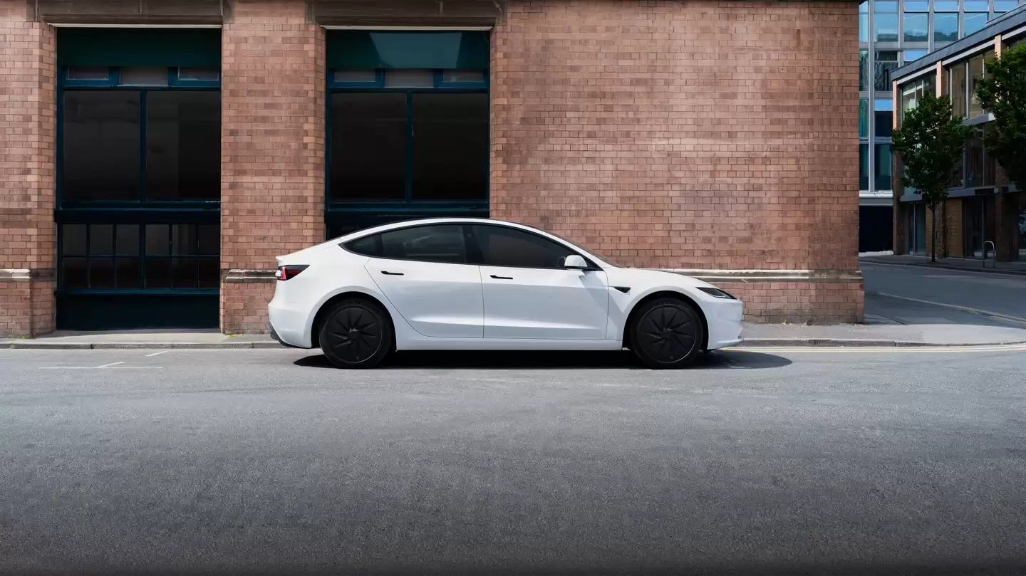 马斯克预言更接近现实：特斯拉 FSD v14.2 已集成部分 AI 推理能力，有助于路线优化、自动泊车等功能决策