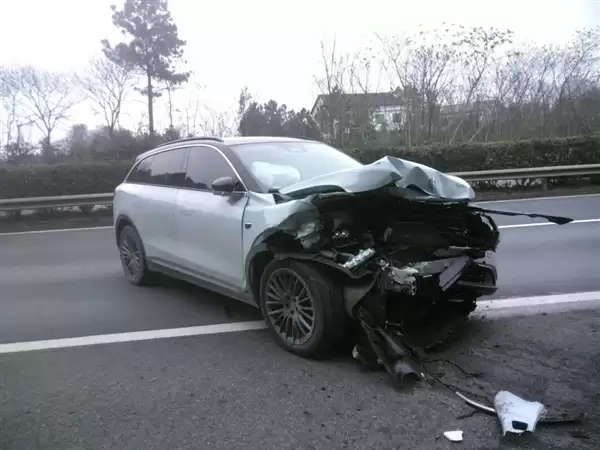 男子高速上开启辅助驾驶后安心睡20多公里：果然撞了