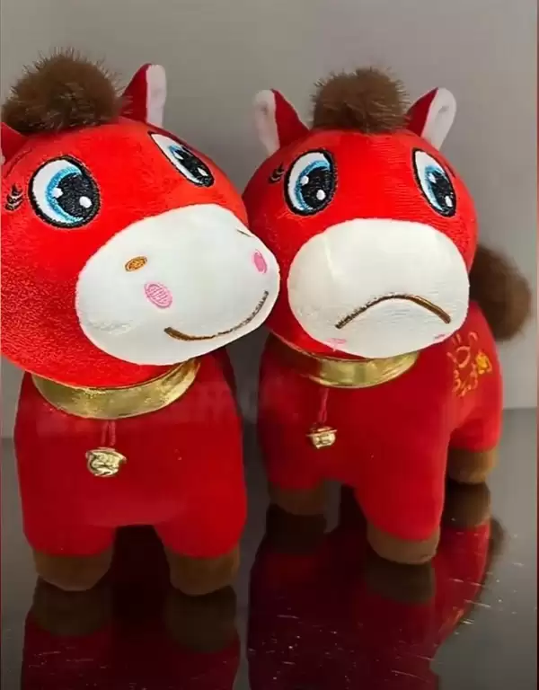 义乌产的“哭哭马”火了：委屈巴巴的表情戳中当代人